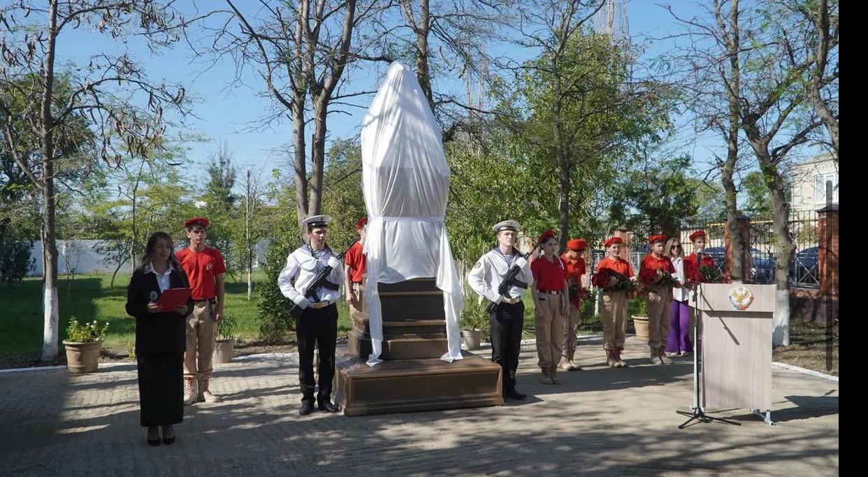 В Каспийской школе  №4  открыли бюст Героя Советского Союза Магомед-Загида Абдулманапова