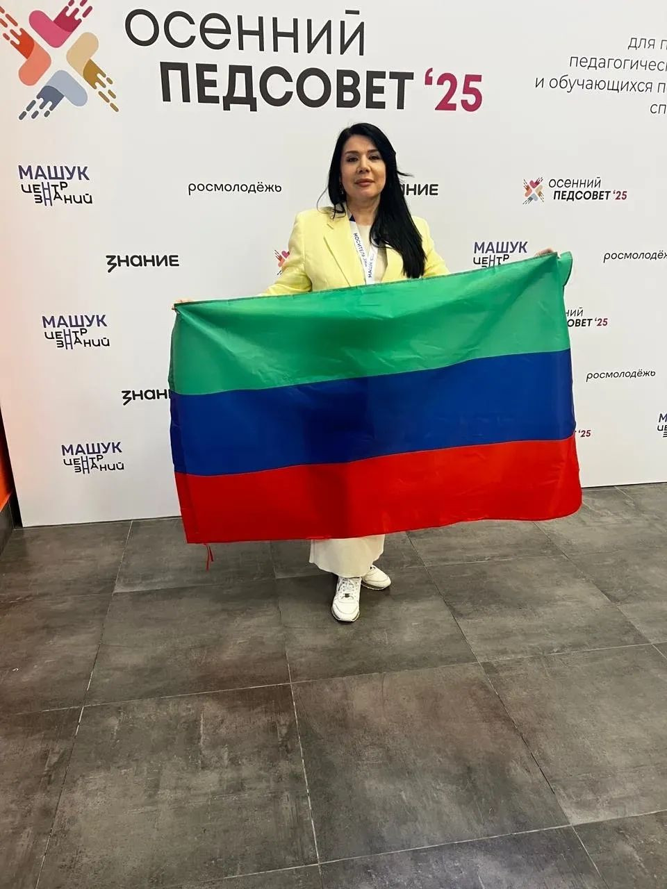 На "Осеннем педсовете" город Каспийск Республики Дагестан представляет Джандарова А. И., заместитель директора МБОУ «Гимназия №12 имени Анвара Аджиева»