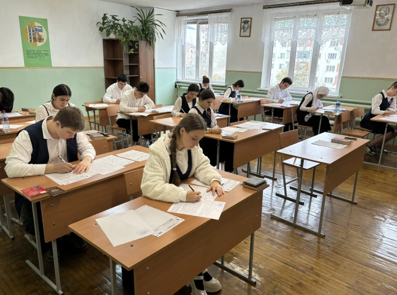 Сегодня 680 одиннадцатиклассников г. Каспийска написали итоговое сочинение