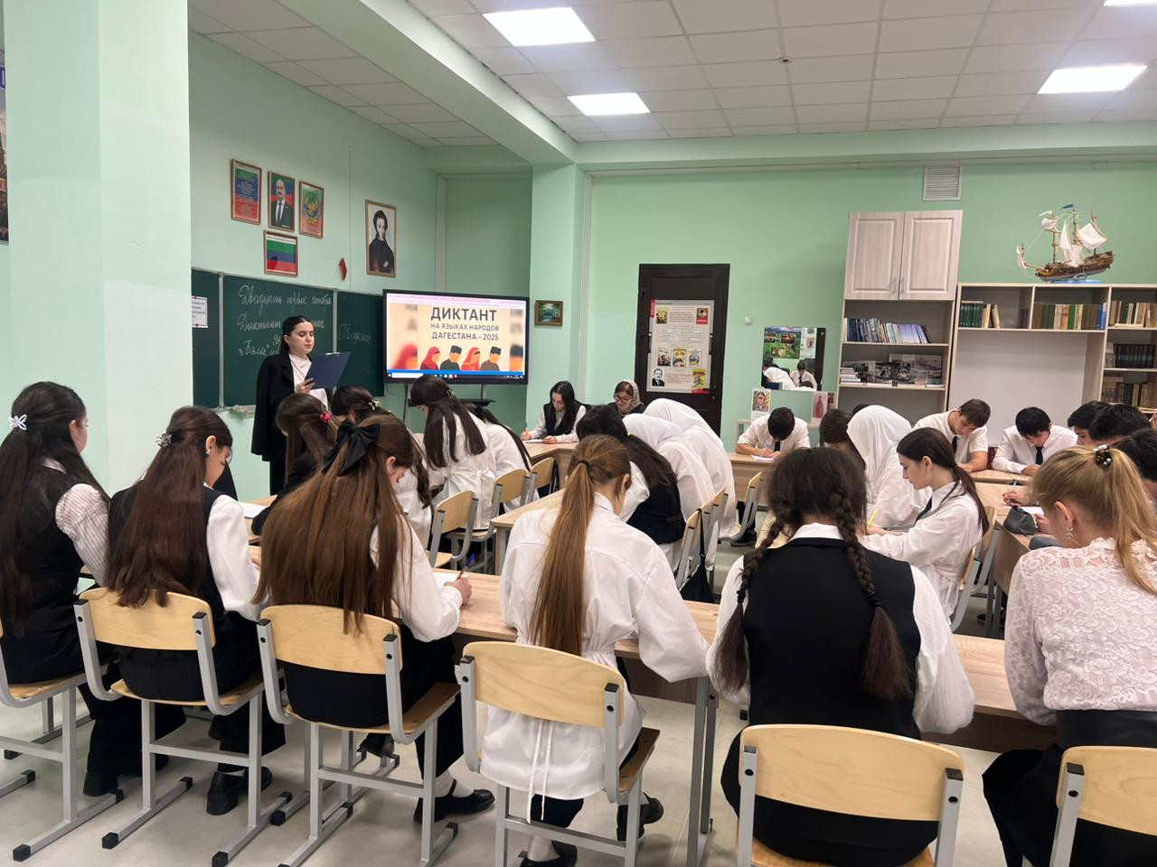 21 октября на площадках 15 общеобразовательных организаций города Каспийска прошла республиканская просветительская акция «Диктант на языках народов Дагестана - 2025»