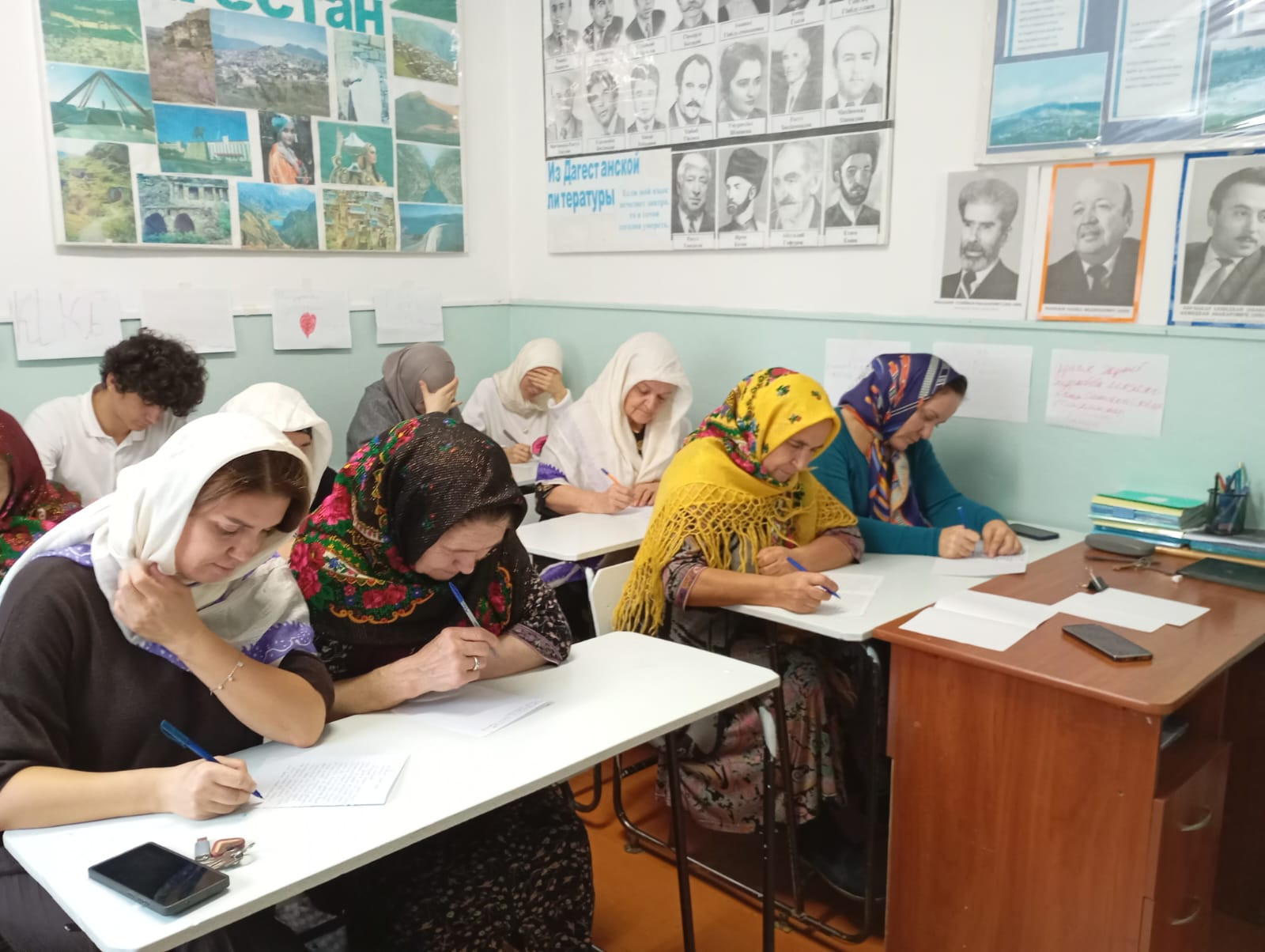 21 октября на площадках 15 общеобразовательных организаций города Каспийска прошла республиканская просветительская акция «Диктант на языках народов Дагестана - 2025»