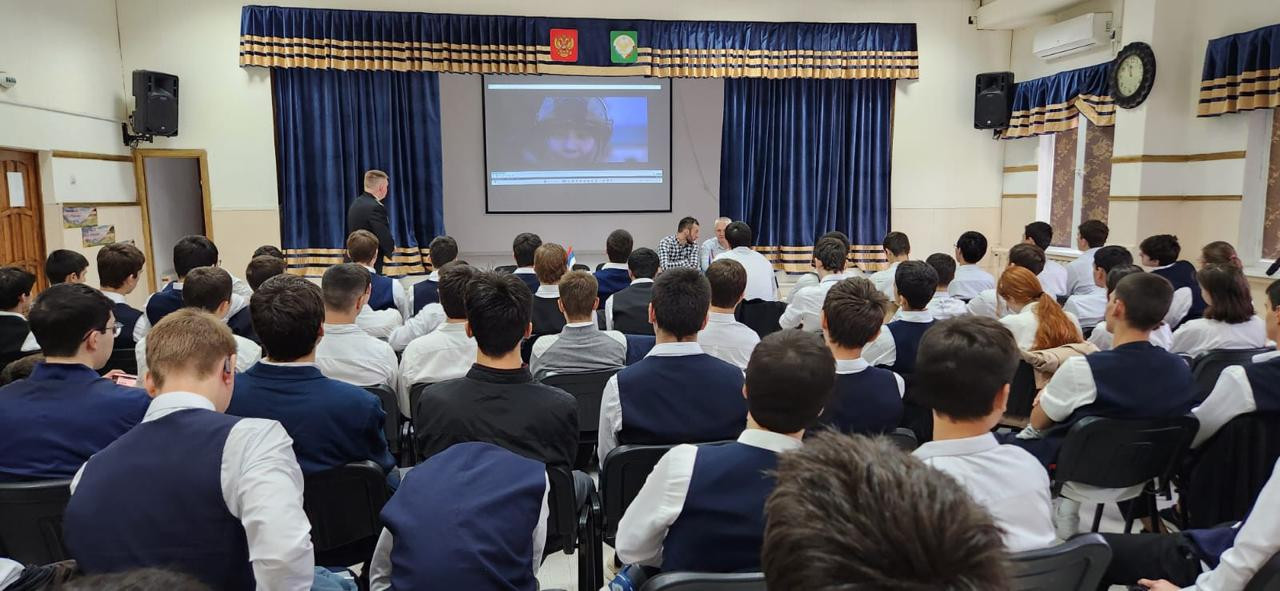 Патриотический лекторий на актуальную тему: «Цели и задачи специальной военной операции и противодействие идеологии терроризма» состоялся 30 сентября 2025 года в МБОУ «СОШ №6» города Каспийска