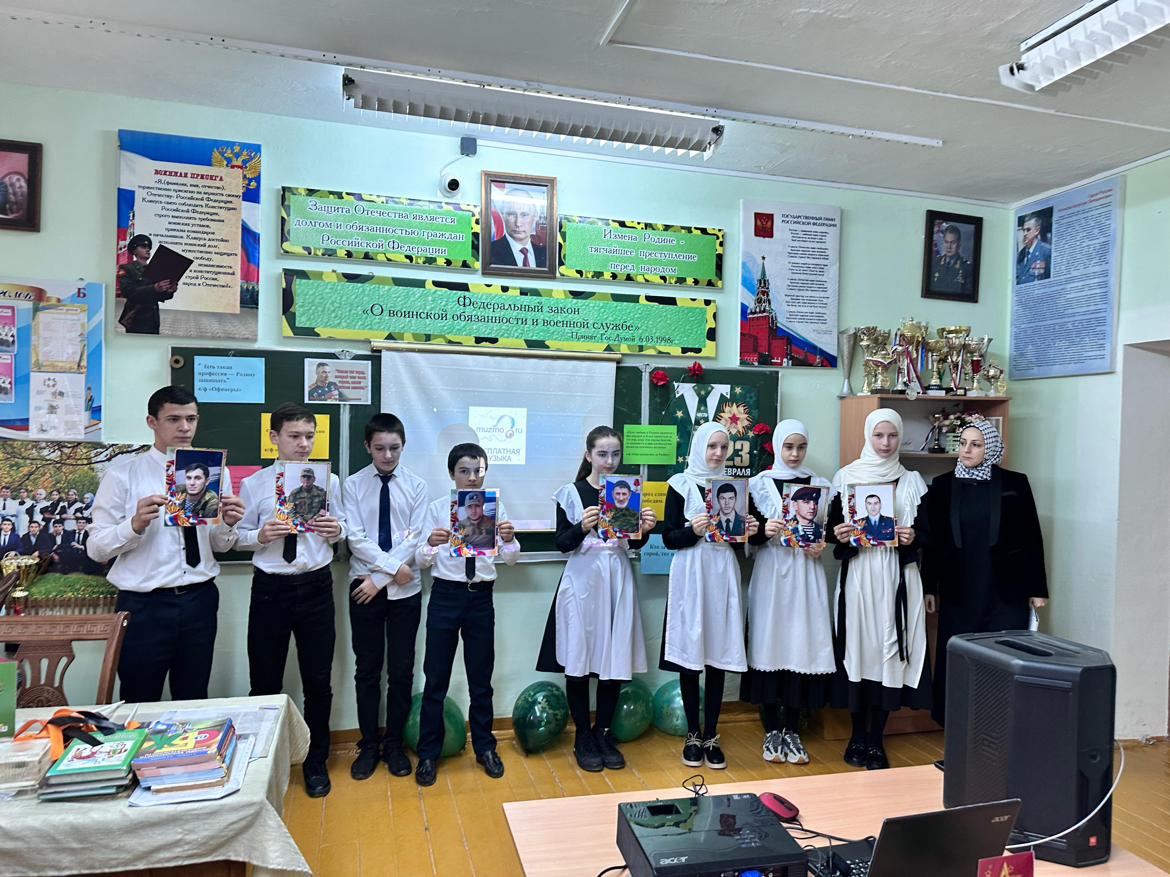В школах Казбековского района в рамках проекта «Разговоры о важном» были проведены внеурочные занятия, посвящённые Дню защитника Отечества.