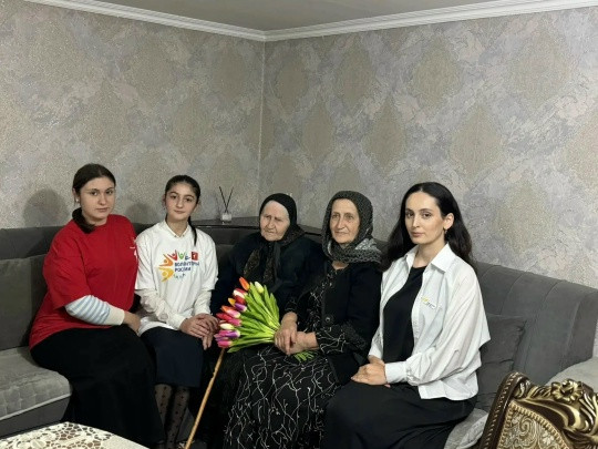 Забота и внимание: как Движение Первых в Сулейман-Стальском районе поздравило старшее поколение