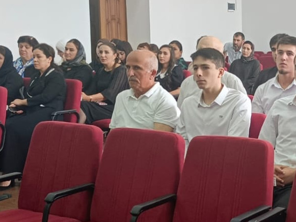 "За особые успехи в учении" : в Сулейман-Стальском районе чествовали медалистов 2024-2025 учебного года