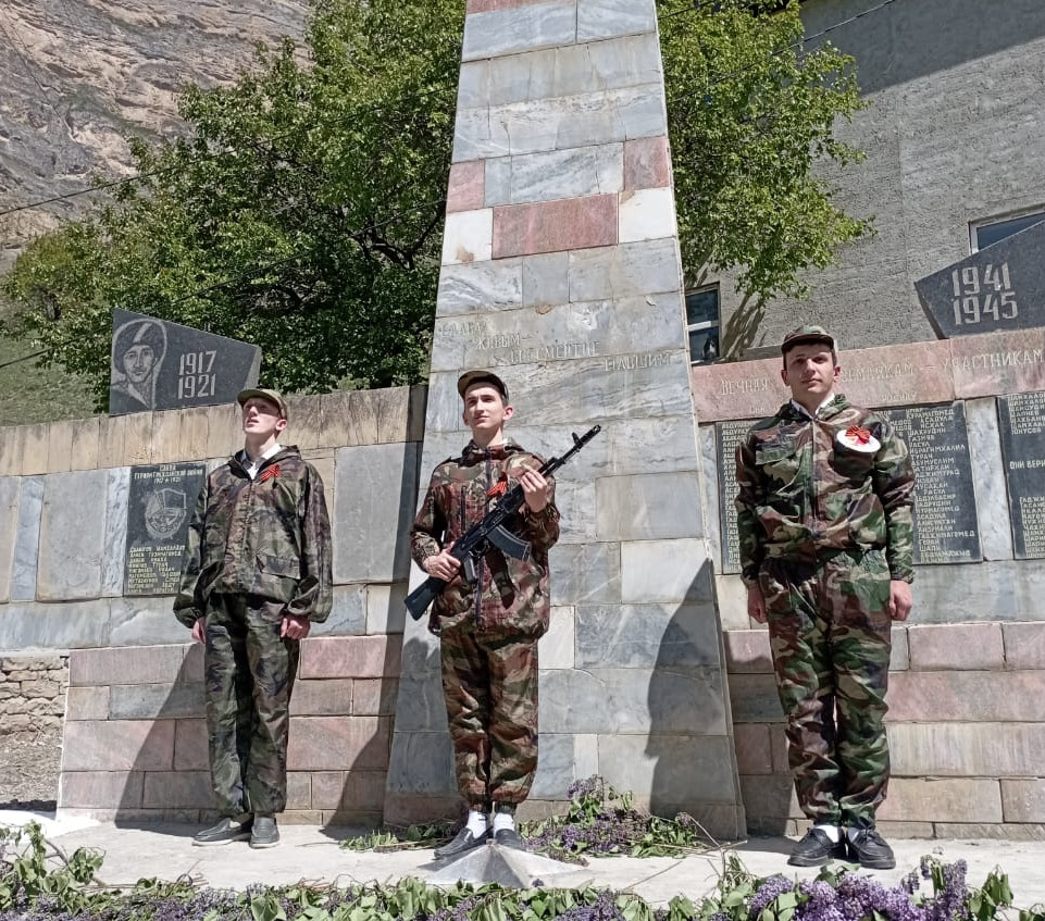 Акция "Возложение цветов к памятнику Героям ВОВ"