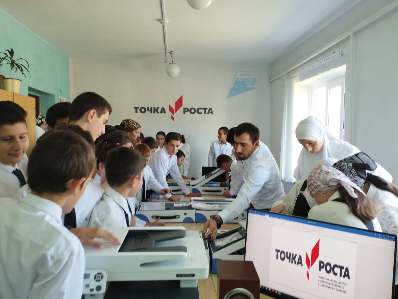 Сегодня 11 сентября 2023 года в нашей школе Центр образования «Точка Роста» распахнул двери для детей. Сегодня 11 сентября 2023 года в нашей школе Центр образования «Точка Роста» распахнул двери для детей.