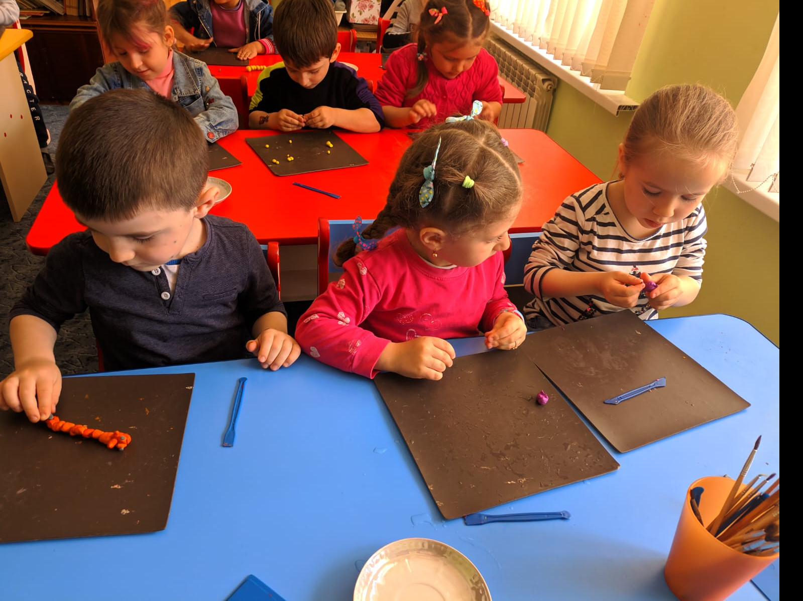 Занятие по лепке Тема:" Гусеница"