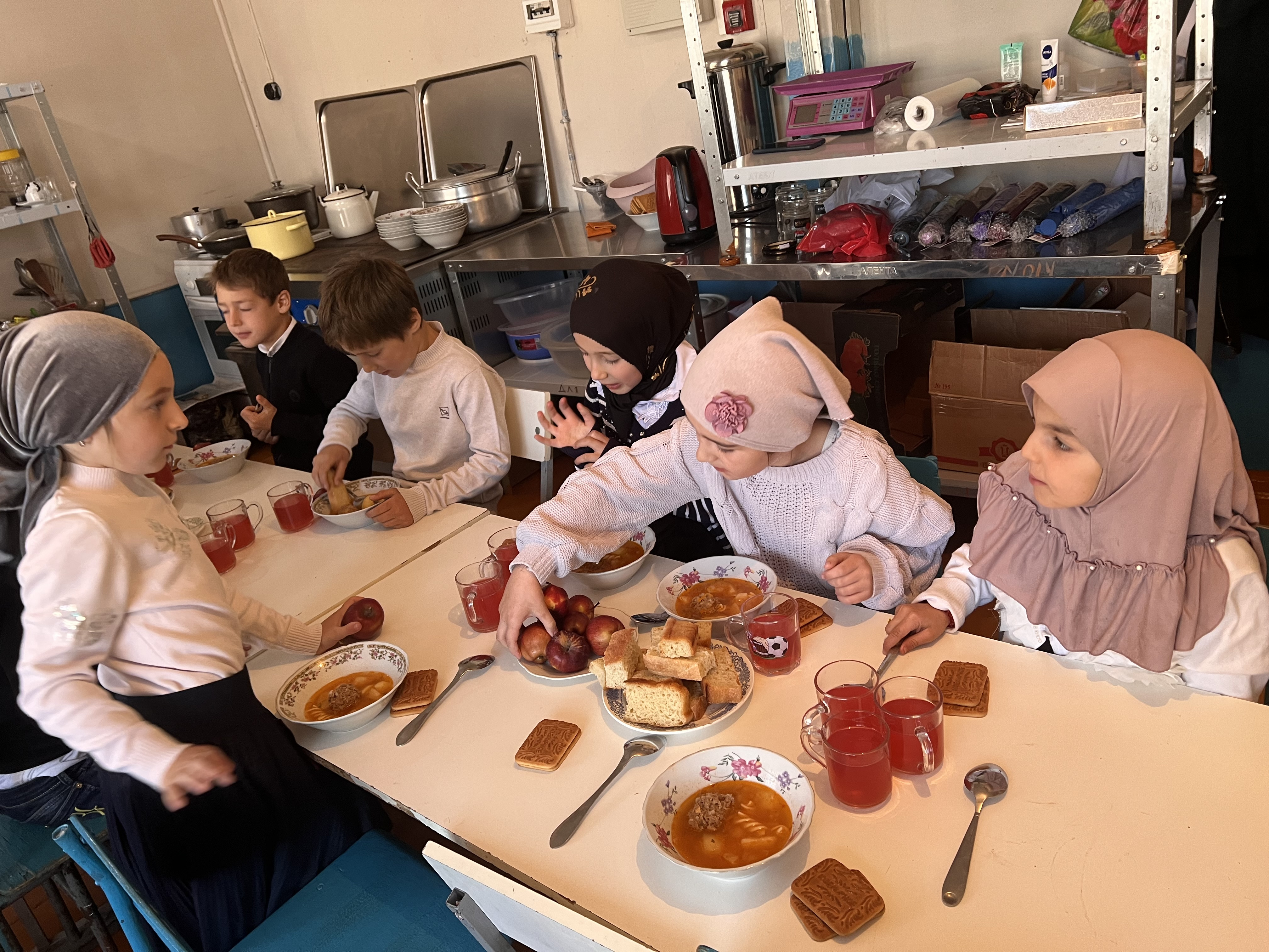 Обед в школьной столовой