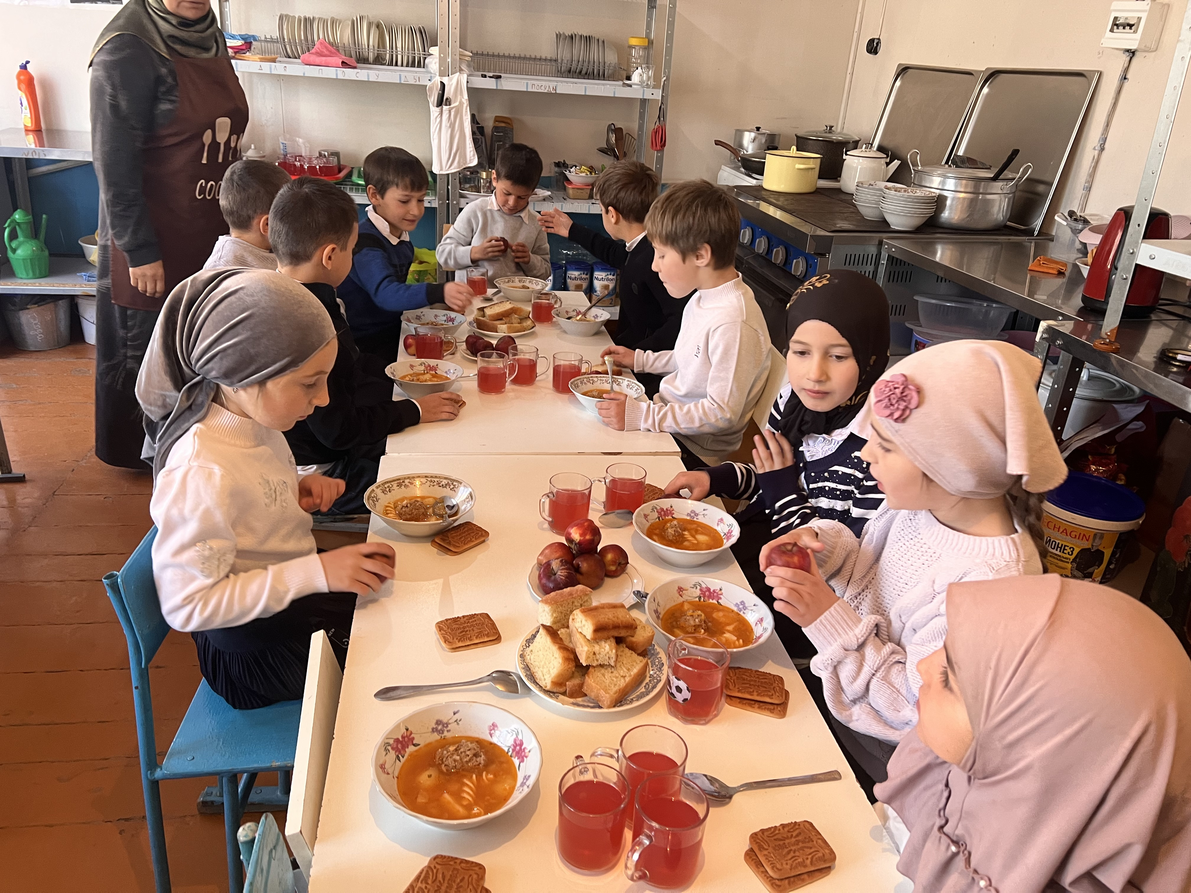 Обед в школьной столовой