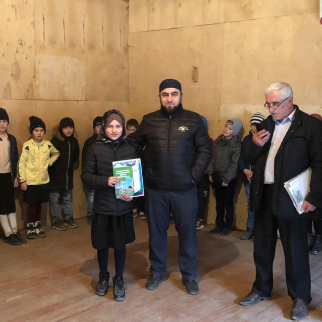 Победа в конкурсе по книге ученого Мухаммад Тахира Аль-Карахи "Избранные эпизоды из жизни Пророка" среди учащихся.