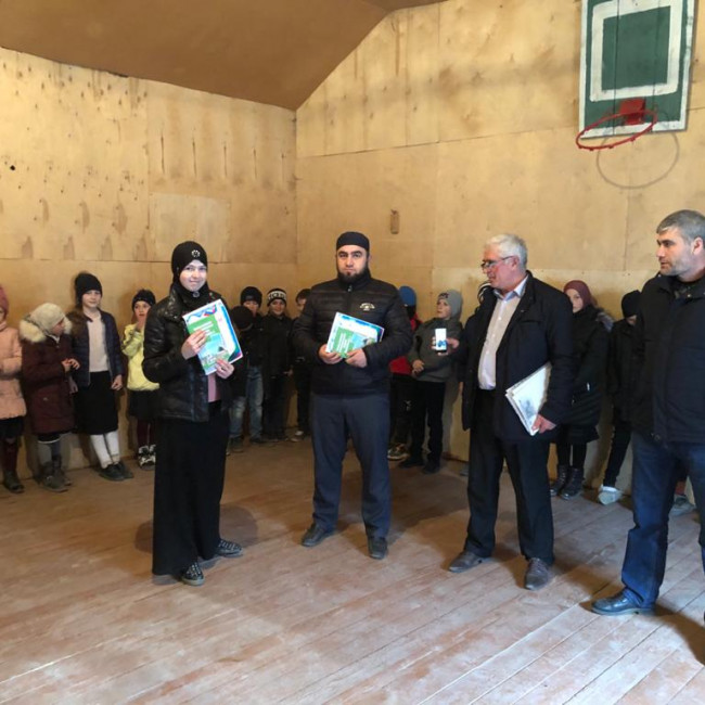 Победа в конкурсе по книге ученого Мухаммад Тахира Аль-Карахи "Избранные эпизоды из жизни Пророка" среди учащихся.