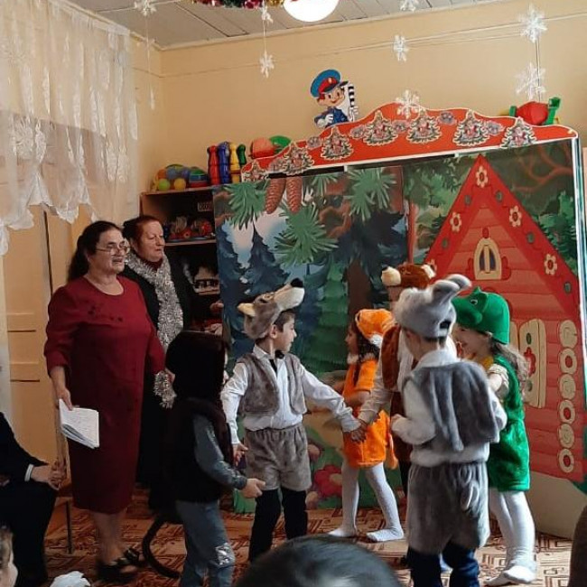 Новогодний утренник в средней группе.