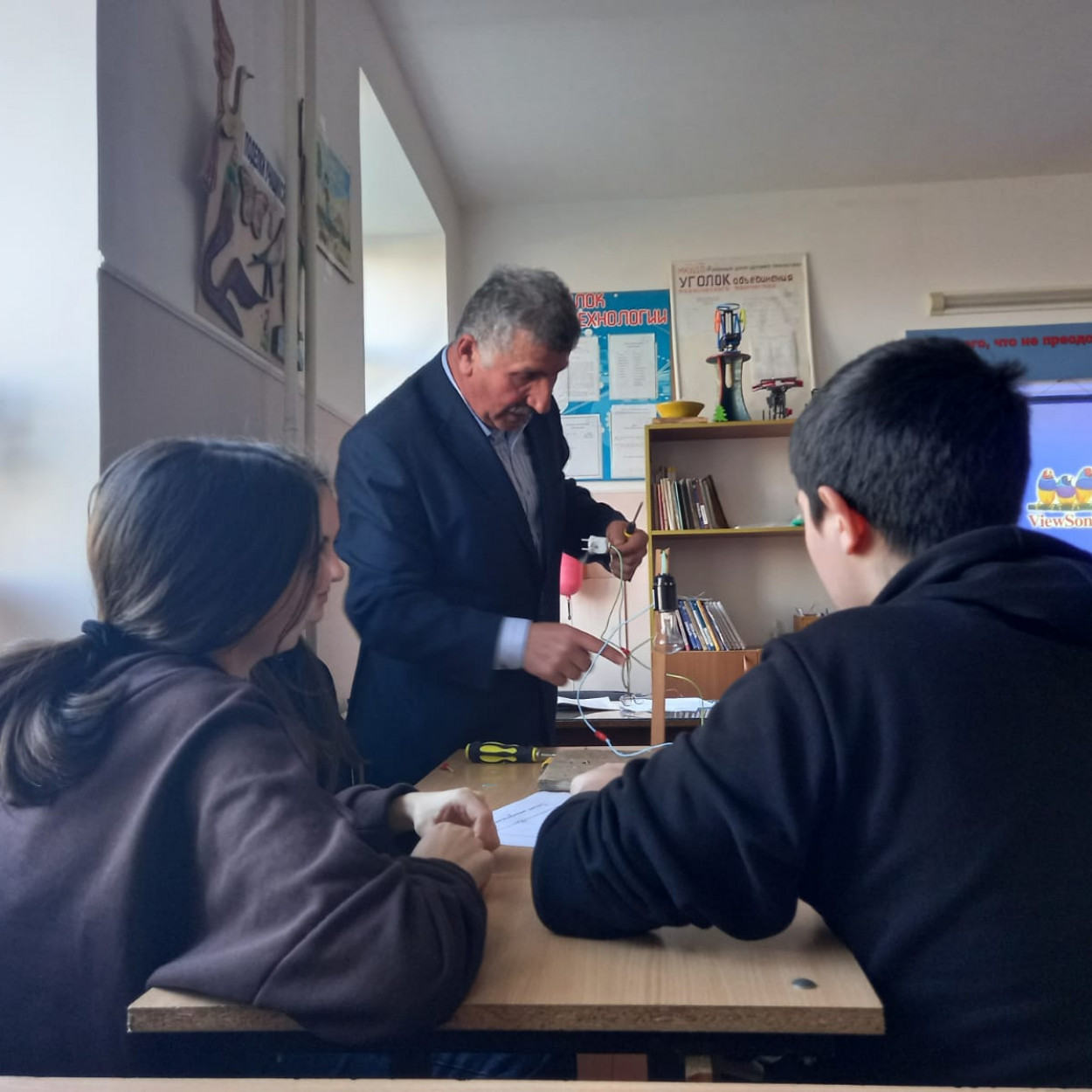 Открытое занятие педагога МБУДО"РЦДТ"  объединения "Юный техник" Эмирбекова Э.А. на тему "Электрические провода. Электромонтажные работы".