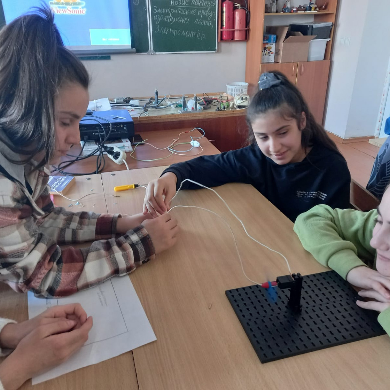 Открытое занятие педагога МБУДО"РЦДТ"  объединения "Юный техник" Эмирбекова Э.А. на тему "Электрические провода. Электромонтажные работы".