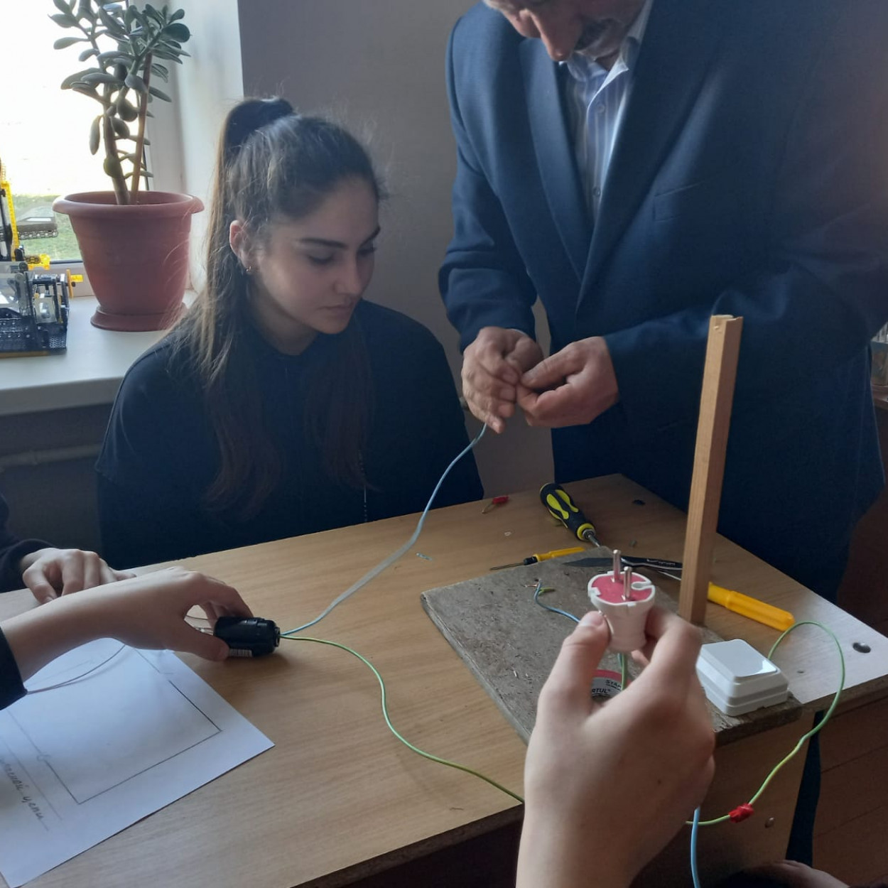 Открытое занятие педагога МБУДО"РЦДТ"  объединения "Юный техник" Эмирбекова Э.А. на тему "Электрические провода. Электромонтажные работы".