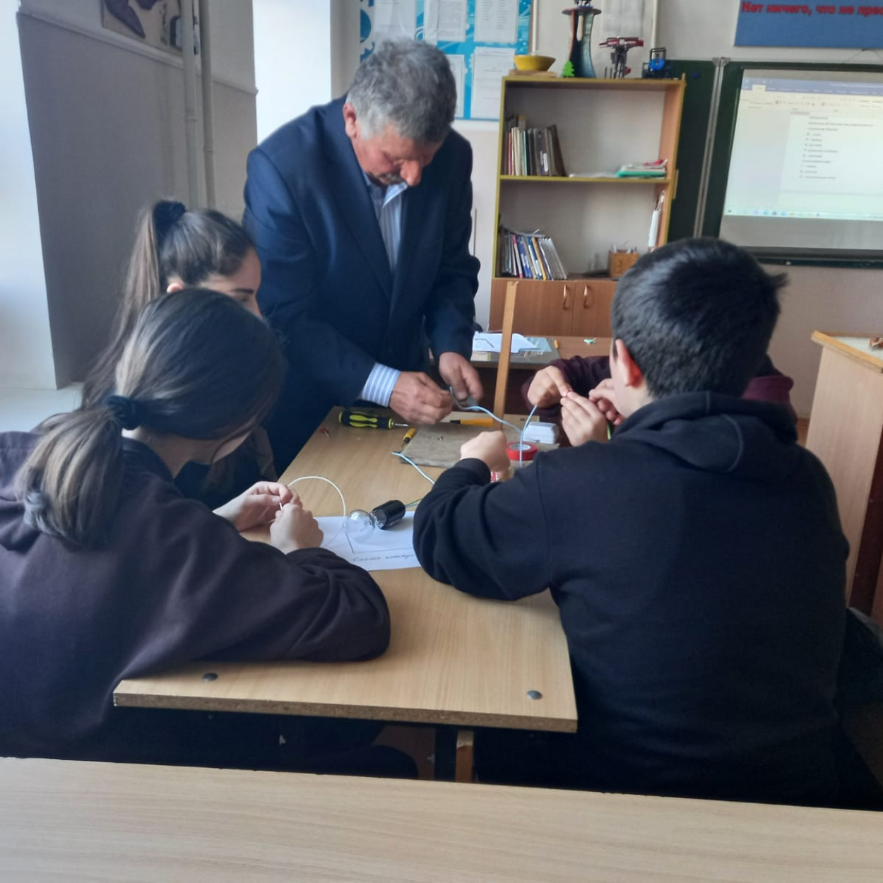 Открытое занятие педагога МБУДО"РЦДТ"  объединения "Юный техник" Эмирбекова Э.А. на тему "Электрические провода. Электромонтажные работы".