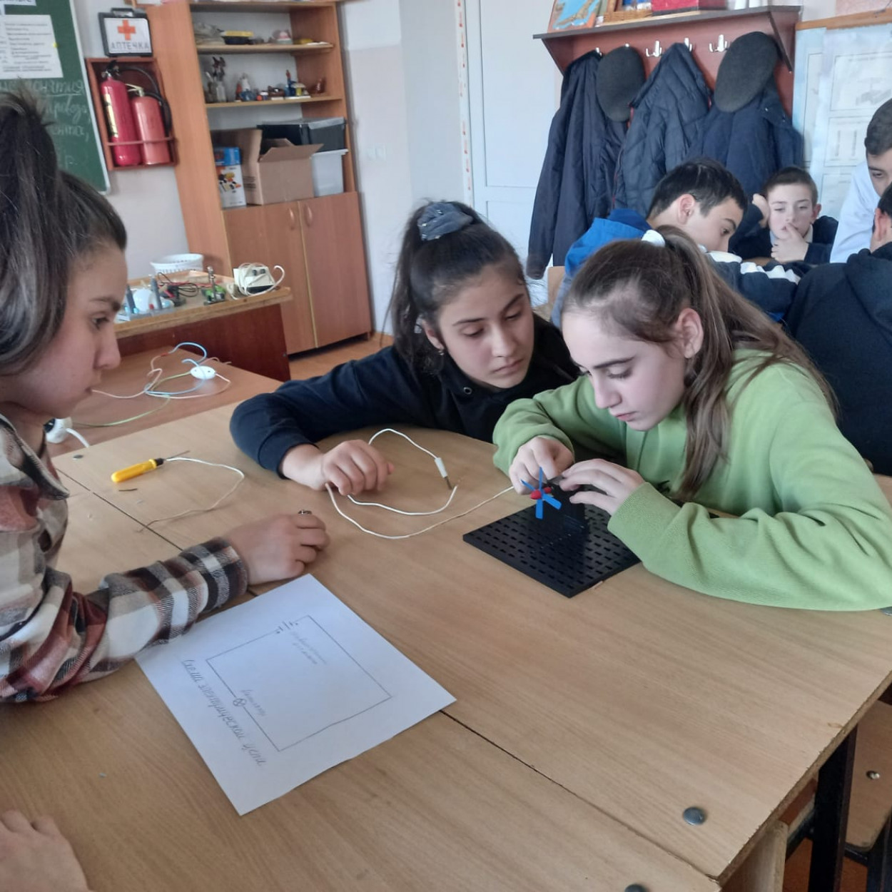 Открытое занятие педагога МБУДО"РЦДТ"  объединения "Юный техник" Эмирбекова Э.А. на тему "Электрические провода. Электромонтажные работы".