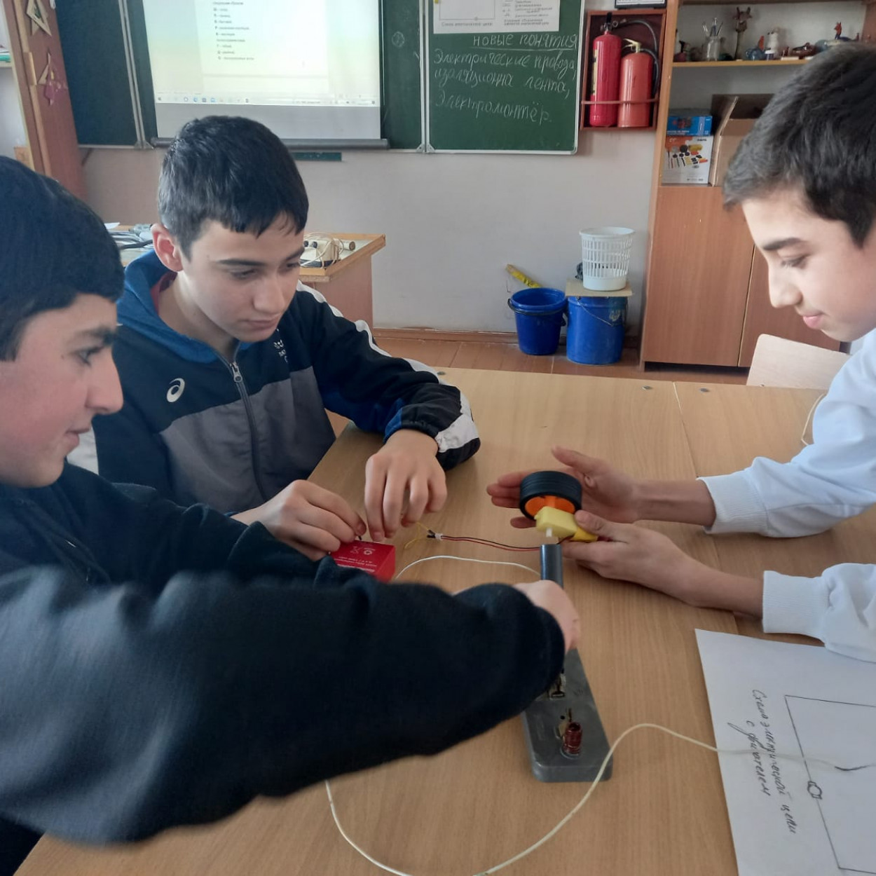 Открытое занятие педагога МБУДО"РЦДТ"  объединения "Юный техник" Эмирбекова Э.А. на тему "Электрические провода. Электромонтажные работы".