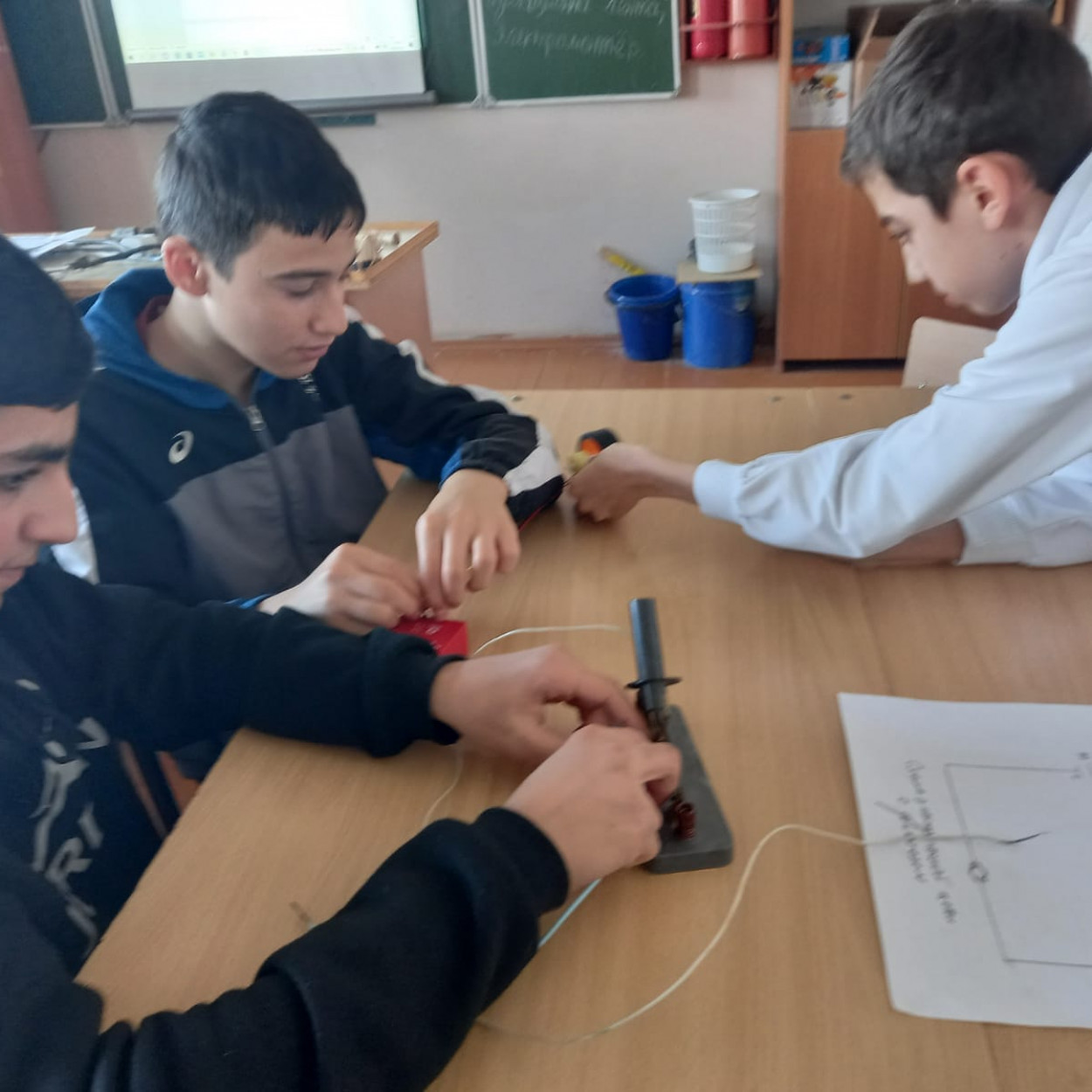 Открытое занятие педагога МБУДО"РЦДТ"  объединения "Юный техник" Эмирбекова Э.А. на тему "Электрические провода. Электромонтажные работы".