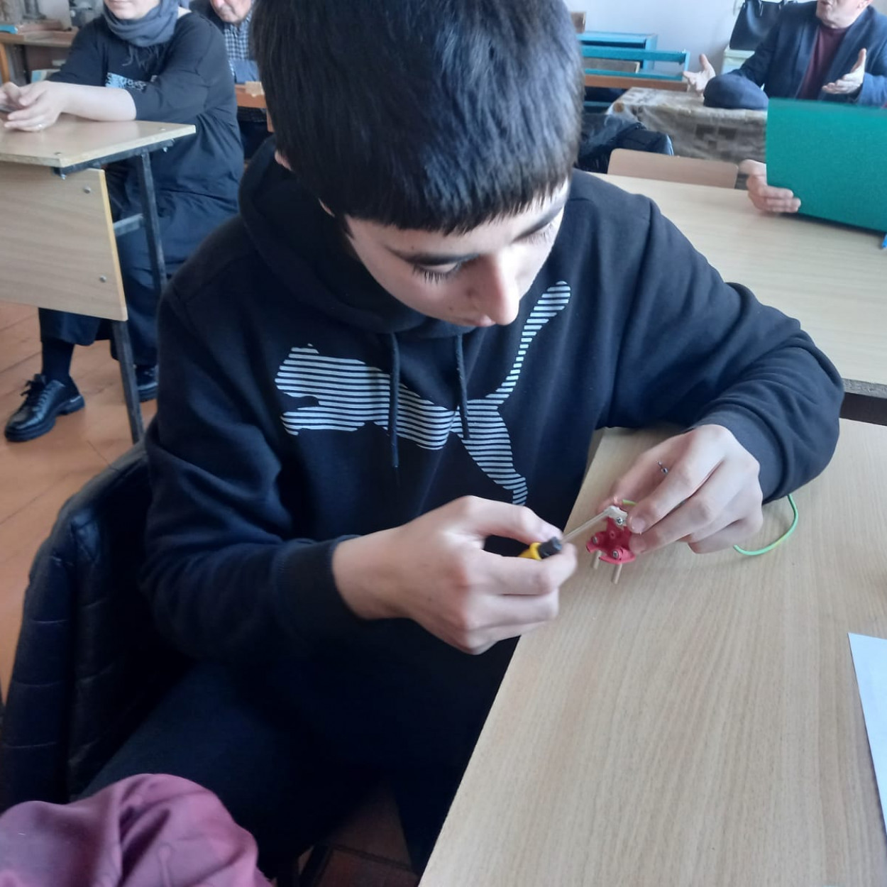 Открытое занятие педагога МБУДО"РЦДТ"  объединения "Юный техник" Эмирбекова Э.А. на тему "Электрические провода. Электромонтажные работы".