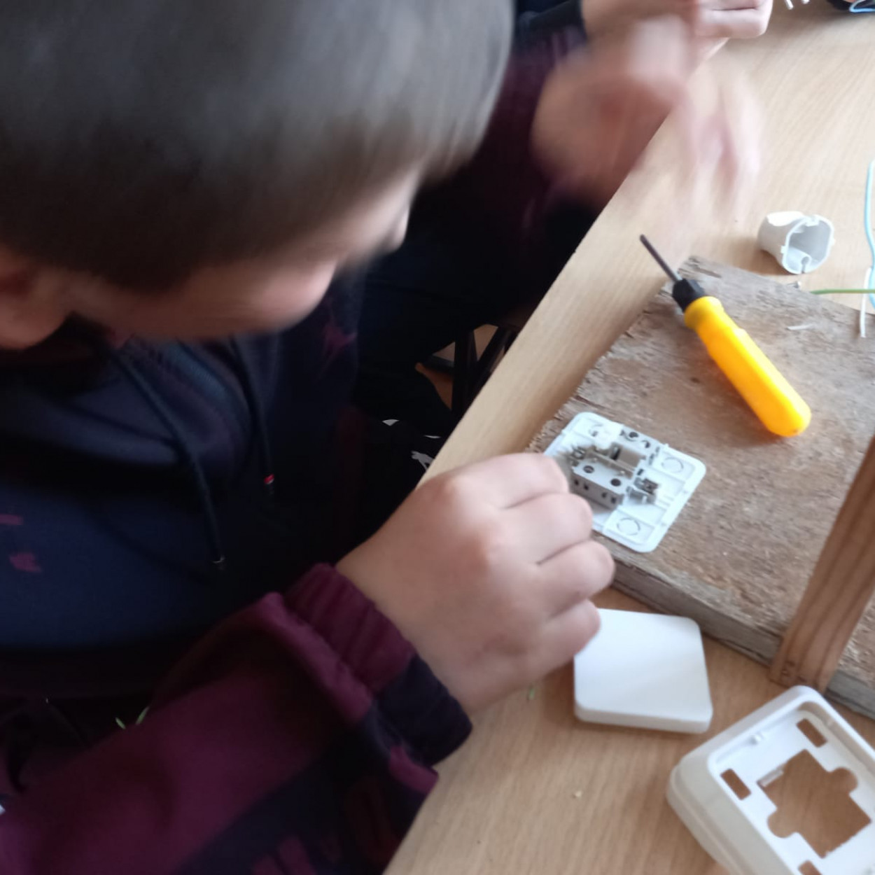 Открытое занятие педагога МБУДО"РЦДТ"  объединения "Юный техник" Эмирбекова Э.А. на тему "Электрические провода. Электромонтажные работы".