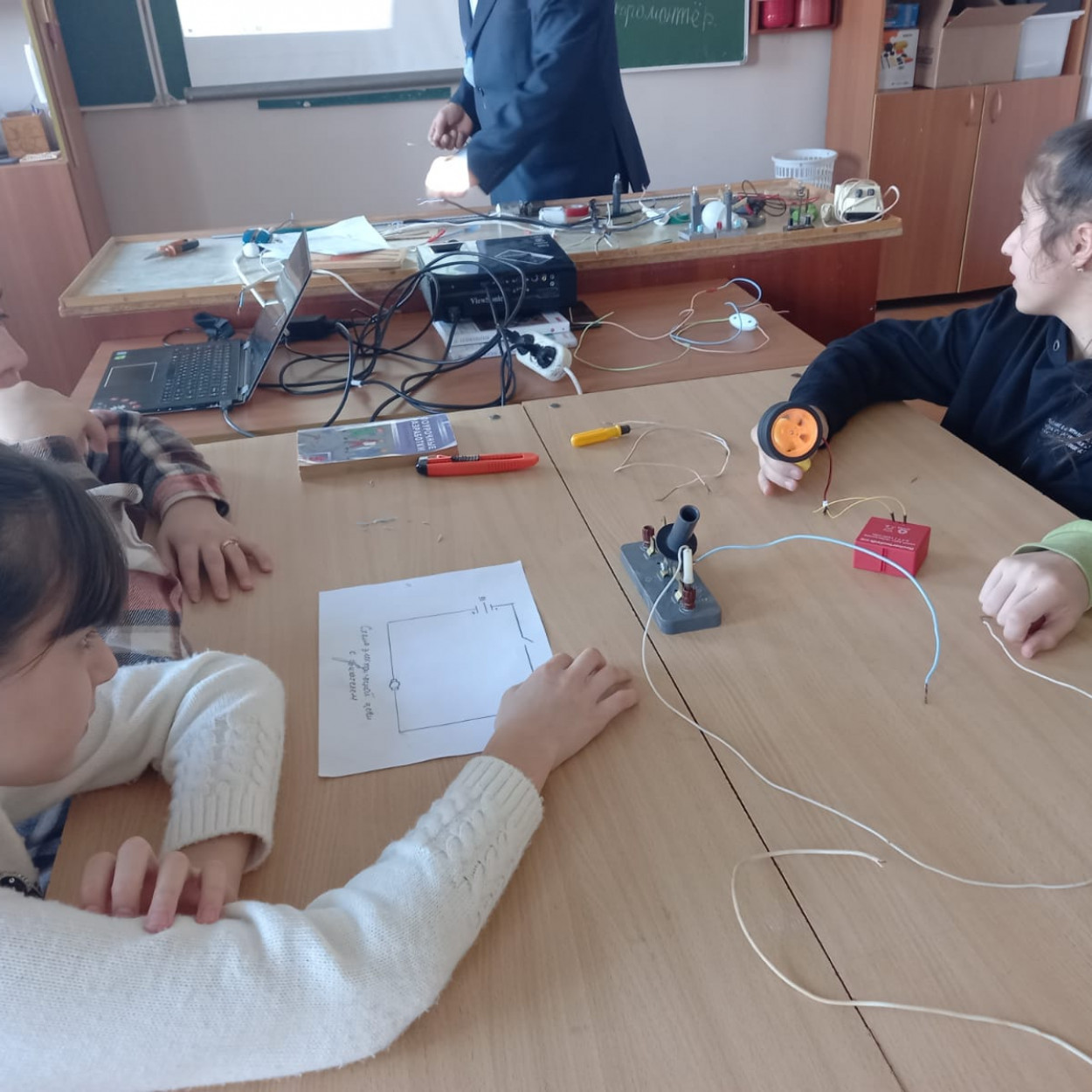 Открытое занятие педагога МБУДО"РЦДТ"  объединения "Юный техник" Эмирбекова Э.А. на тему "Электрические провода. Электромонтажные работы".