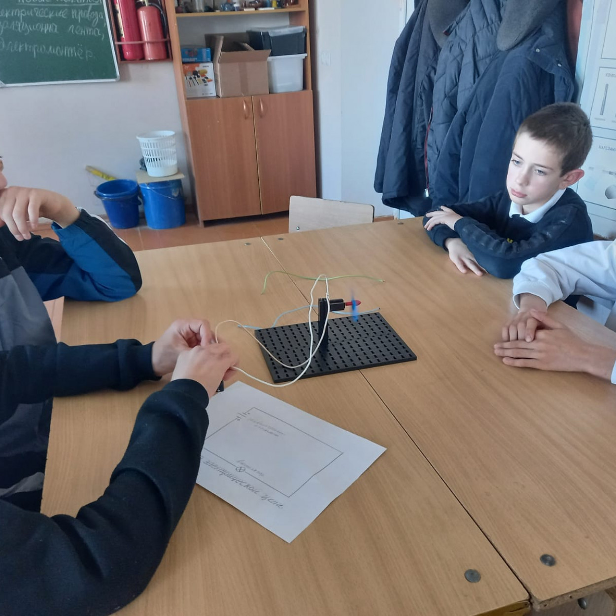 Открытое занятие педагога МБУДО"РЦДТ"  объединения "Юный техник" Эмирбекова Э.А. на тему "Электрические провода. Электромонтажные работы".