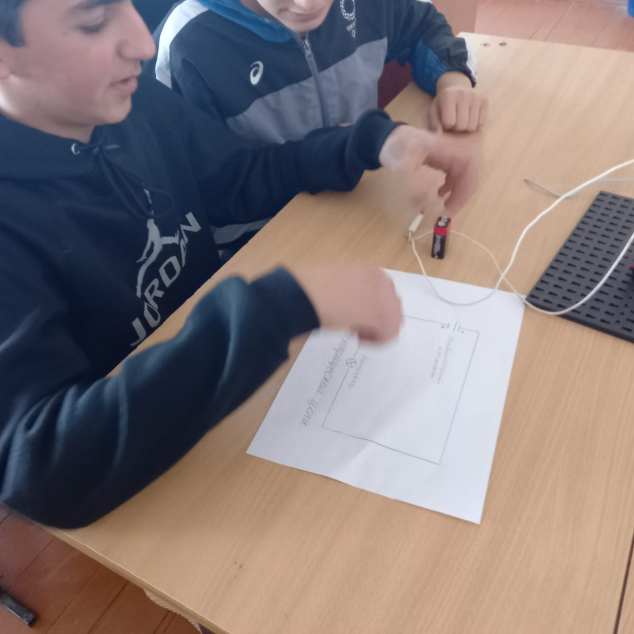 Открытое занятие педагога МБУДО"РЦДТ"  объединения "Юный техник" Эмирбекова Э.А. на тему "Электрические провода. Электромонтажные работы".