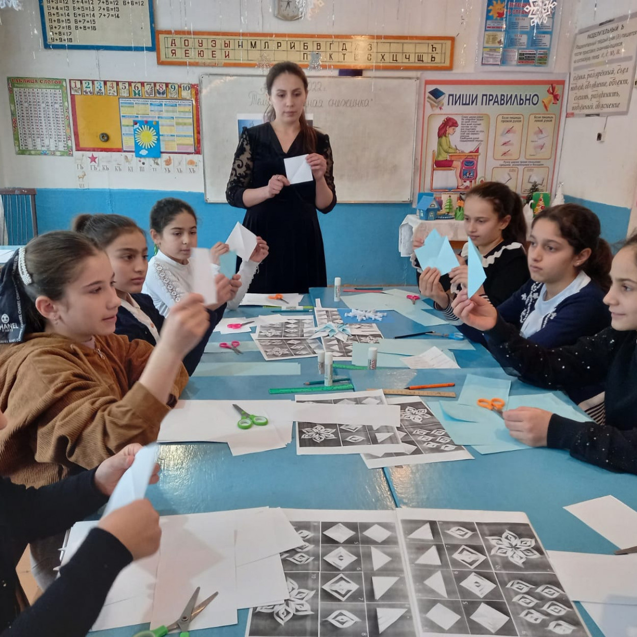 Открытое занятие педагога объединения начального технического моделирования МБУДО"РЦДТ" Кахировой С.А. на тему "Объёмная снежинка"