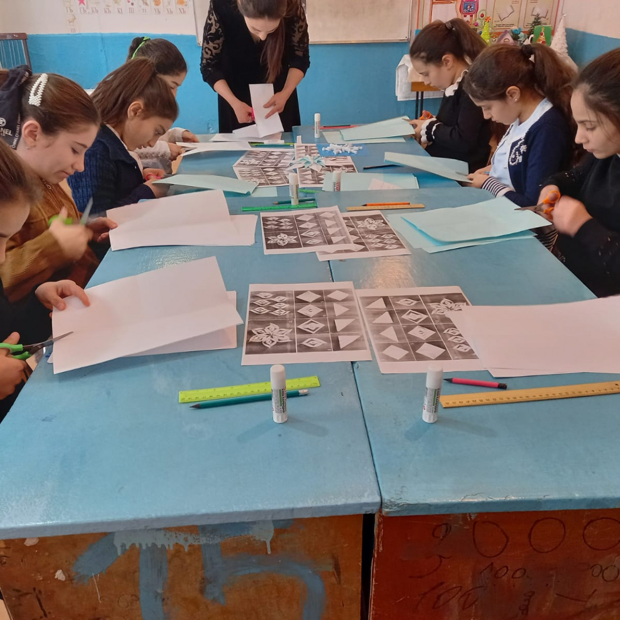 Открытое занятие педагога объединения начального технического моделирования МБУДО"РЦДТ" Кахировой С.А. на тему "Объёмная снежинка"