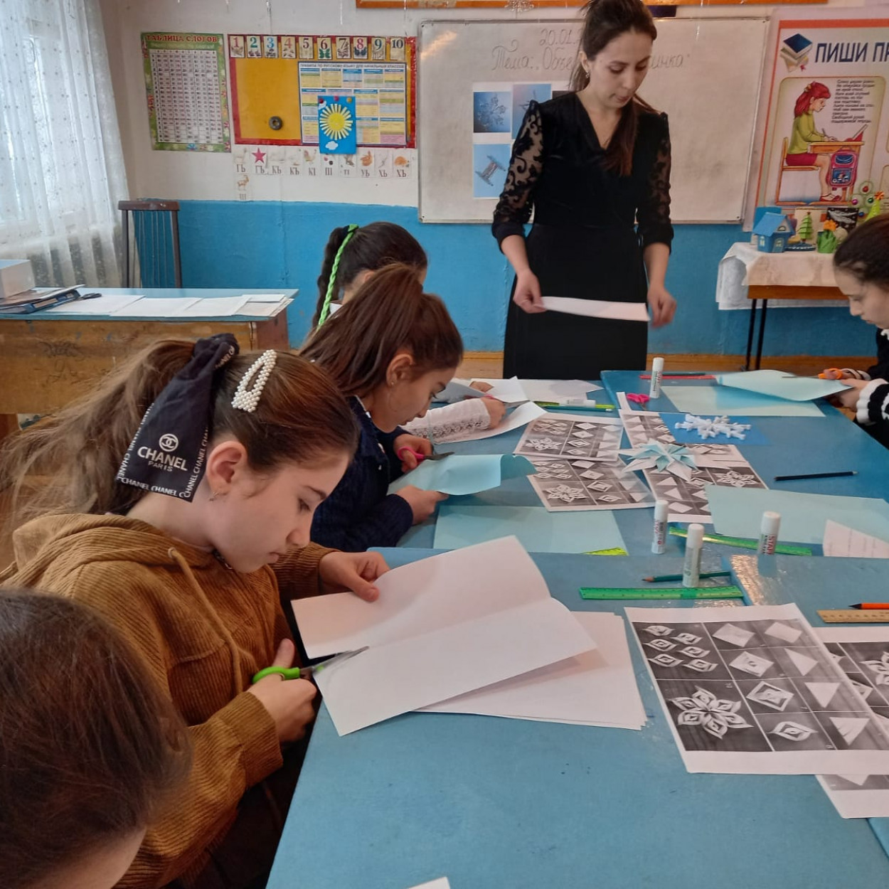 Открытое занятие педагога объединения начального технического моделирования МБУДО"РЦДТ" Кахировой С.А. на тему "Объёмная снежинка"