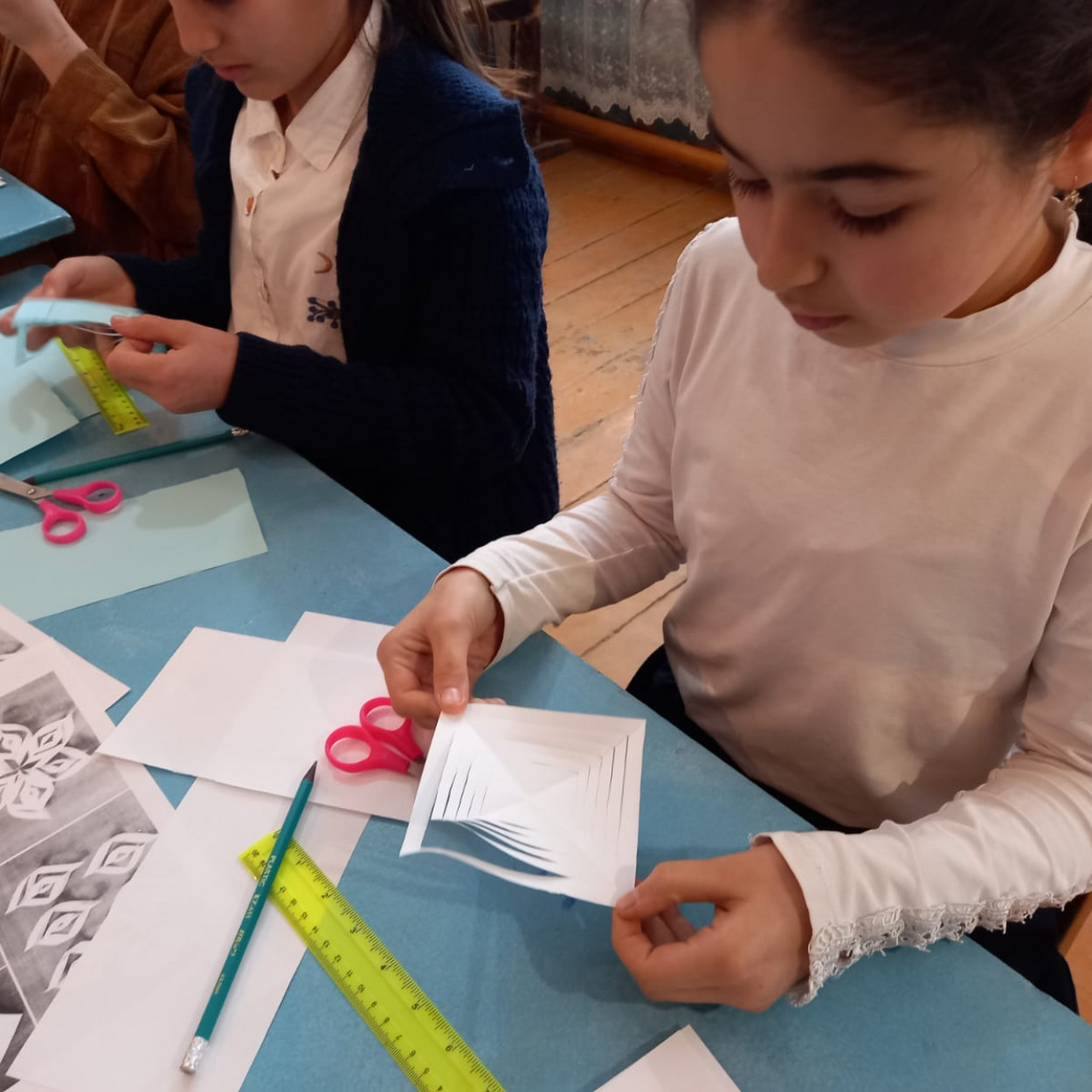 Открытое занятие педагога объединения начального технического моделирования МБУДО"РЦДТ" Кахировой С.А. на тему "Объёмная снежинка"