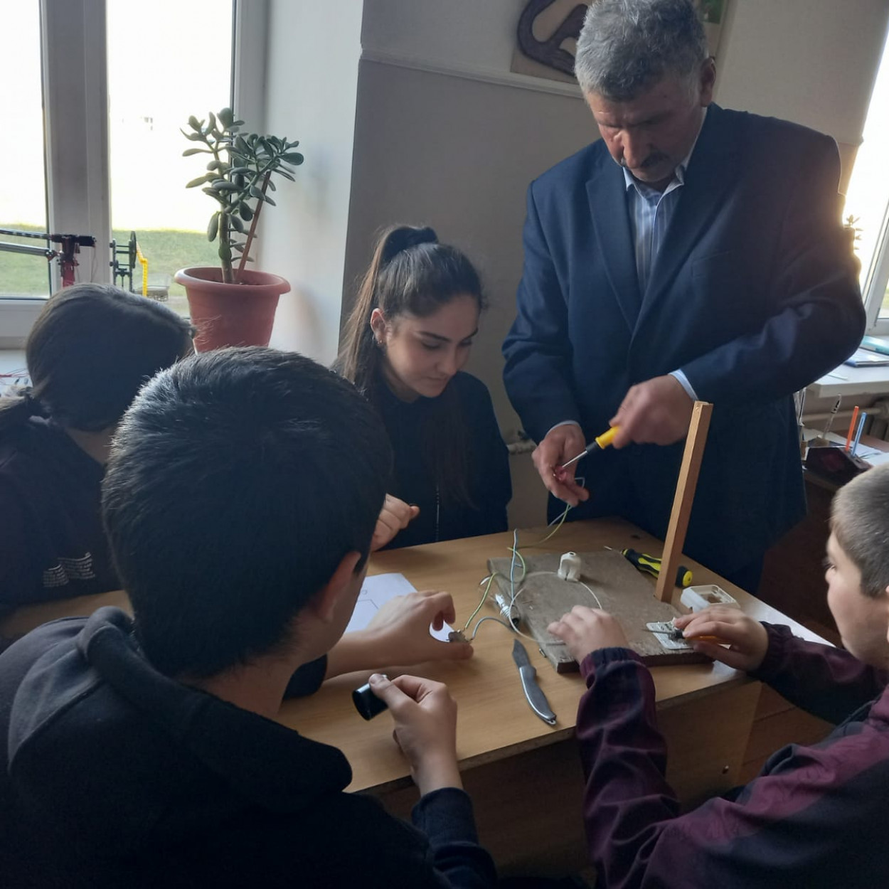 Открытое занятие педагога МБУДО"РЦДТ"  объединения "Юный техник" Эмирбекова Э.А. на тему "Электрические провода. Электромонтажные работы".