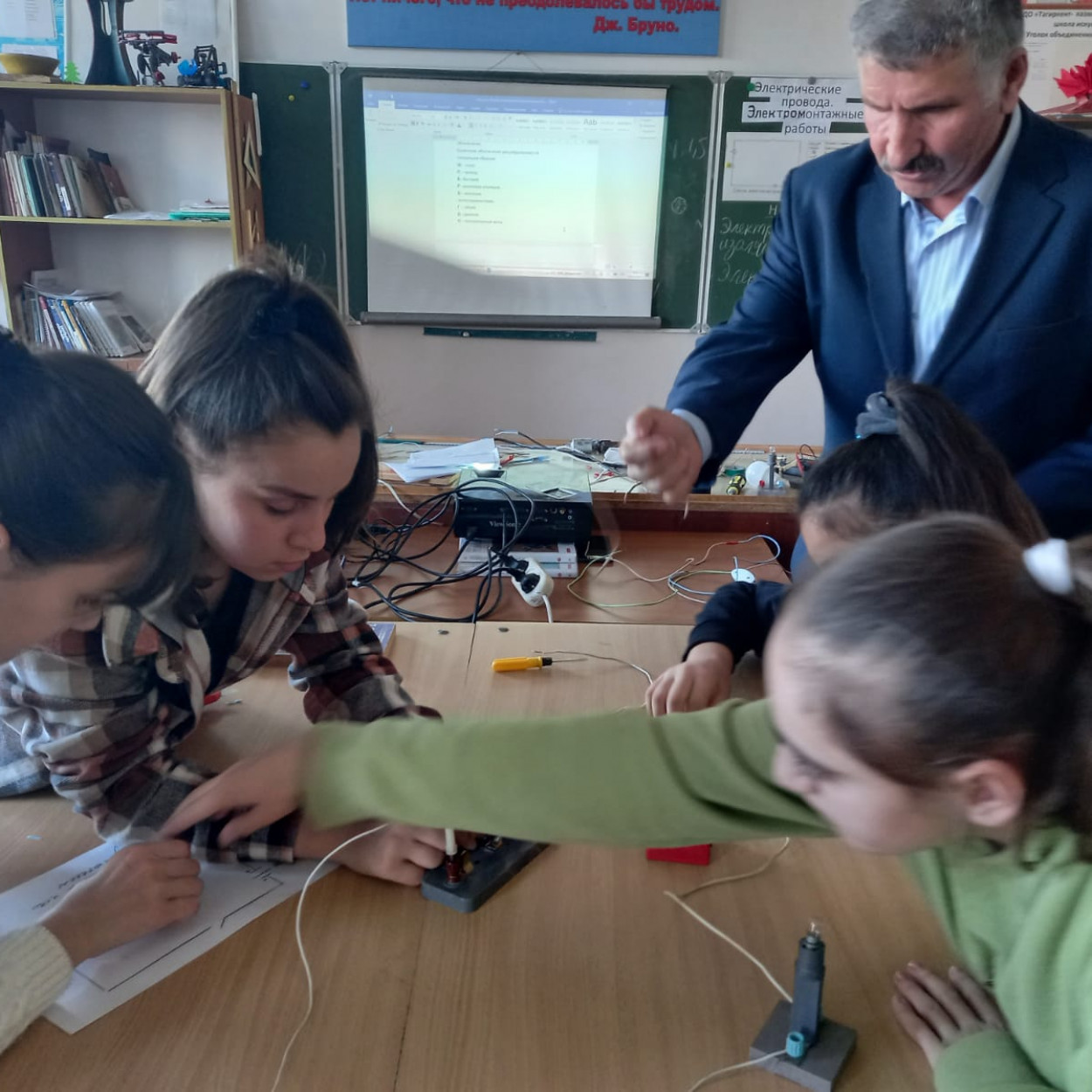 Открытое занятие педагога МБУДО"РЦДТ"  объединения "Юный техник" Эмирбекова Э.А. на тему "Электрические провода. Электромонтажные работы".