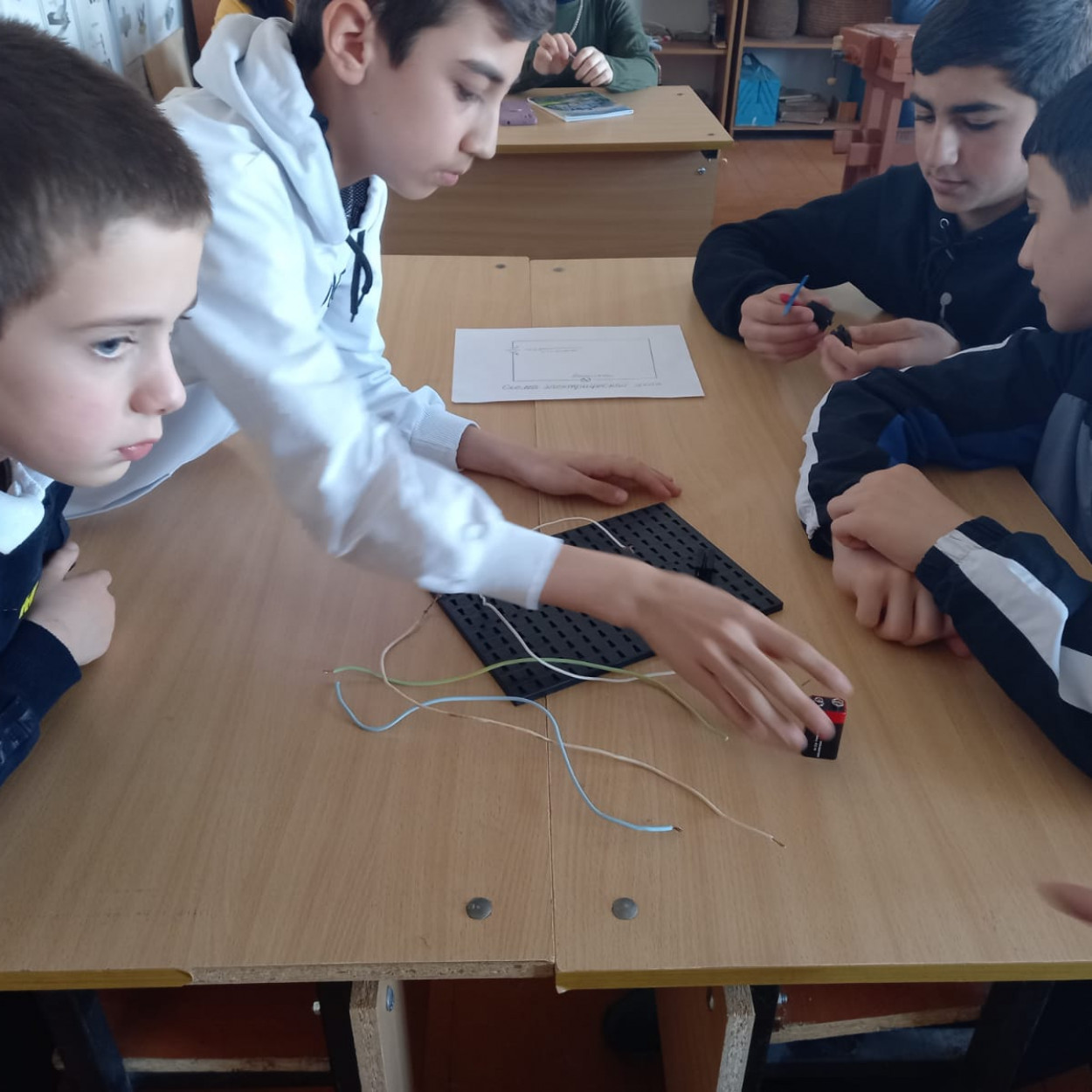 Открытое занятие педагога МБУДО"РЦДТ"  объединения "Юный техник" Эмирбекова Э.А. на тему "Электрические провода. Электромонтажные работы".