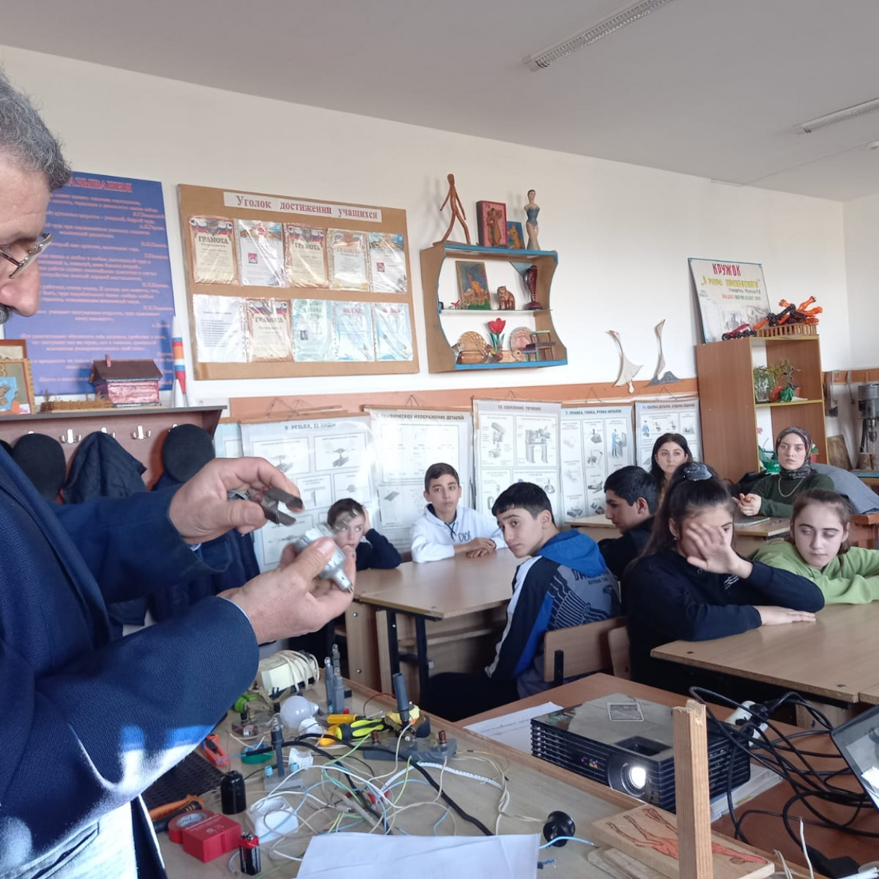 Открытое занятие педагога МБУДО"РЦДТ"  объединения "Юный техник" Эмирбекова Э.А. на тему "Электрические провода. Электромонтажные работы".