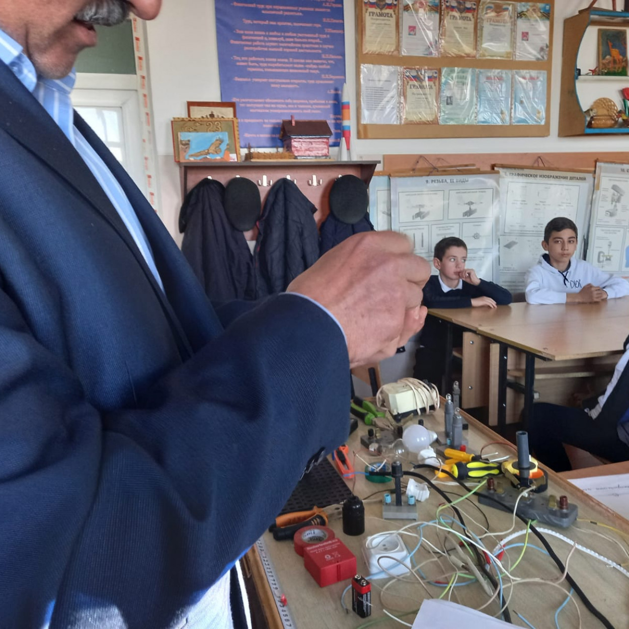 Открытое занятие педагога МБУДО"РЦДТ"  объединения "Юный техник" Эмирбекова Э.А. на тему "Электрические провода. Электромонтажные работы".