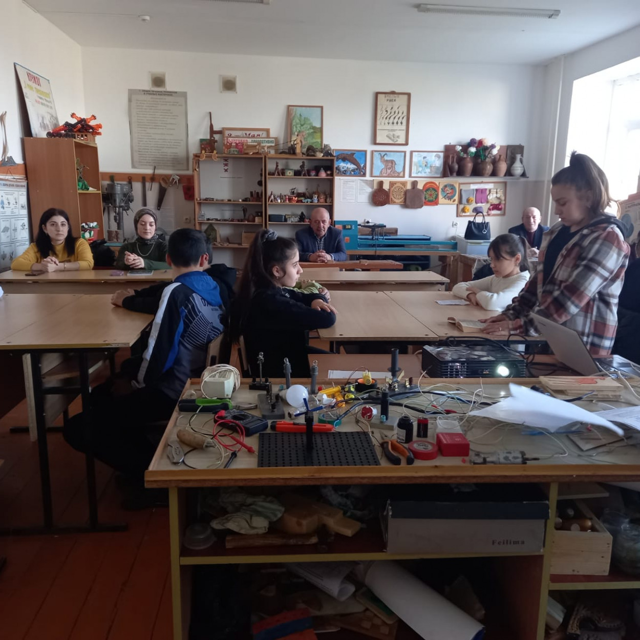 Открытое занятие педагога МБУДО"РЦДТ"  объединения "Юный техник" Эмирбекова Э.А. на тему "Электрические провода. Электромонтажные работы".