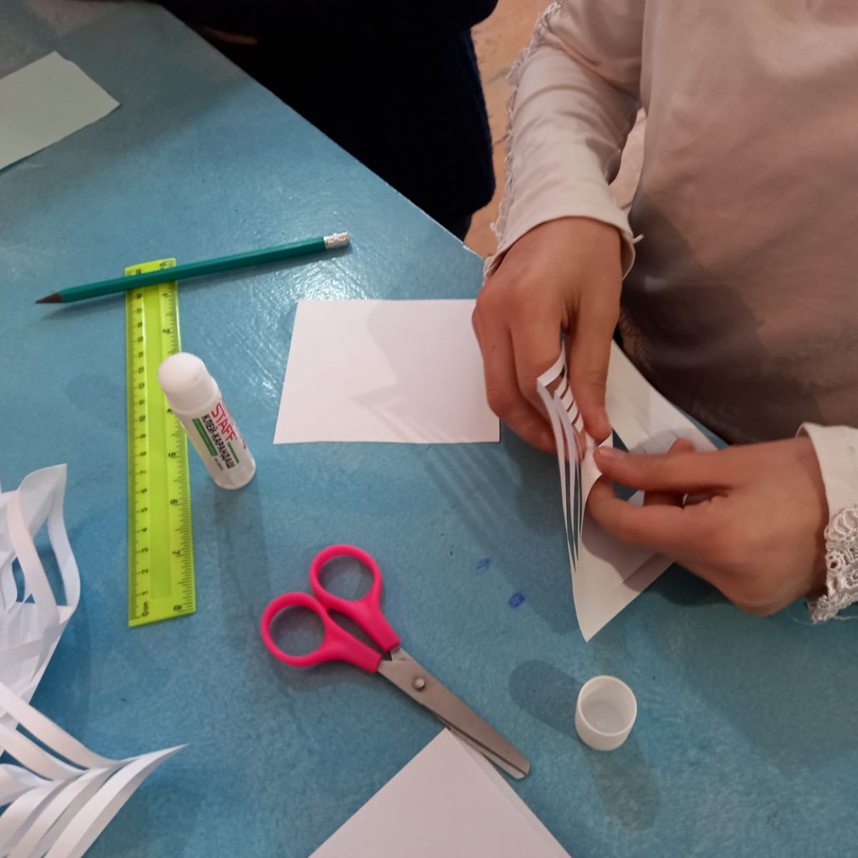 Открытое занятие педагога объединения начального технического моделирования МБУДО"РЦДТ" Кахировой С.А. на тему "Объёмная снежинка"