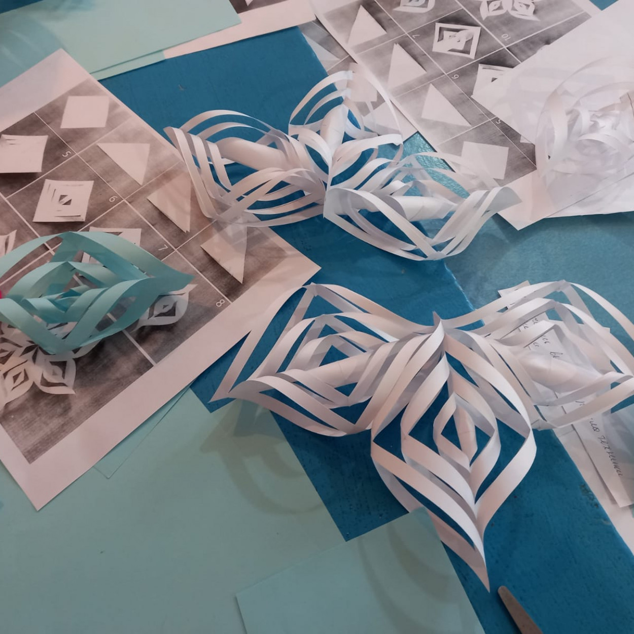 Открытое занятие педагога объединения начального технического моделирования МБУДО"РЦДТ" Кахировой С.А. на тему "Объёмная снежинка"