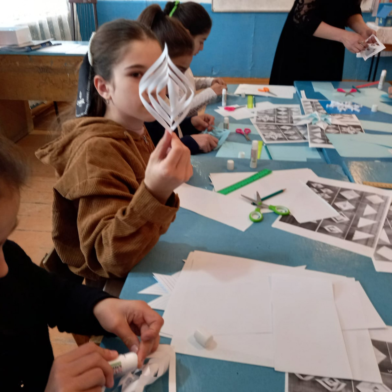 Открытое занятие педагога объединения начального технического моделирования МБУДО"РЦДТ" Кахировой С.А. на тему "Объёмная снежинка"