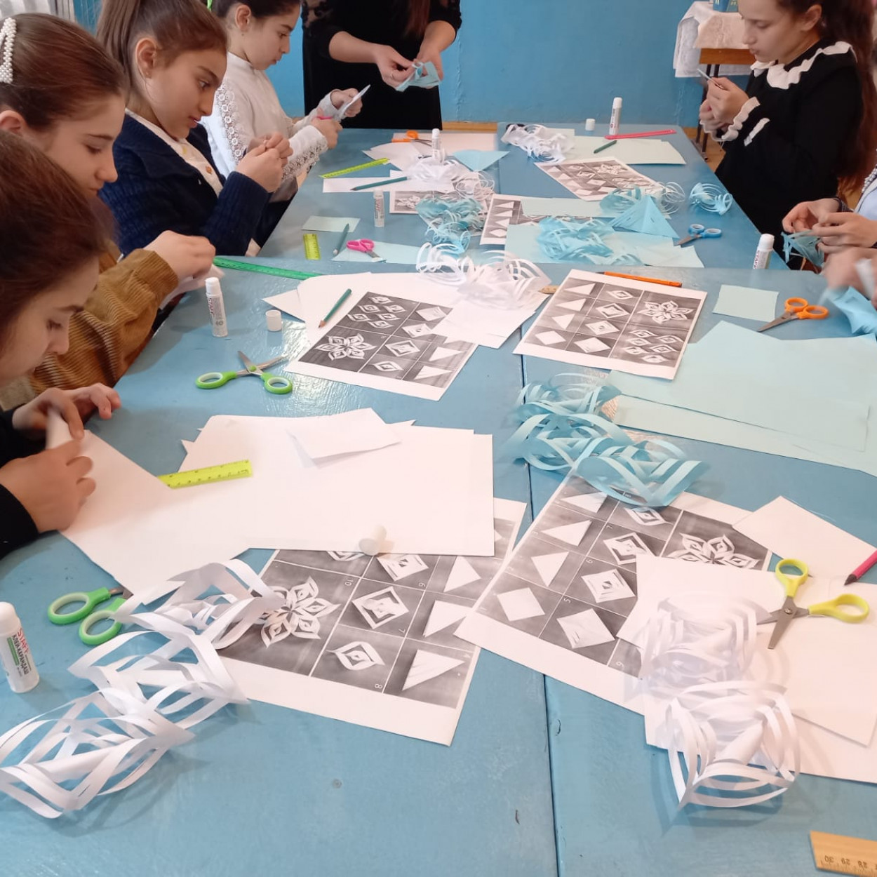 Открытое занятие педагога объединения начального технического моделирования МБУДО"РЦДТ" Кахировой С.А. на тему "Объёмная снежинка"