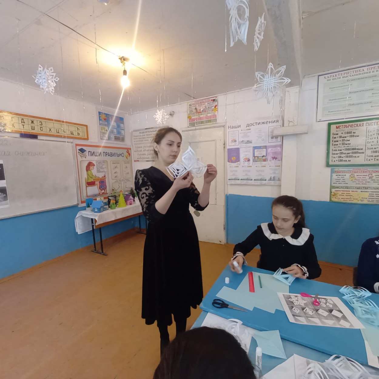 Открытое занятие педагога объединения начального технического моделирования МБУДО"РЦДТ" Кахировой С.А. на тему "Объёмная снежинка"