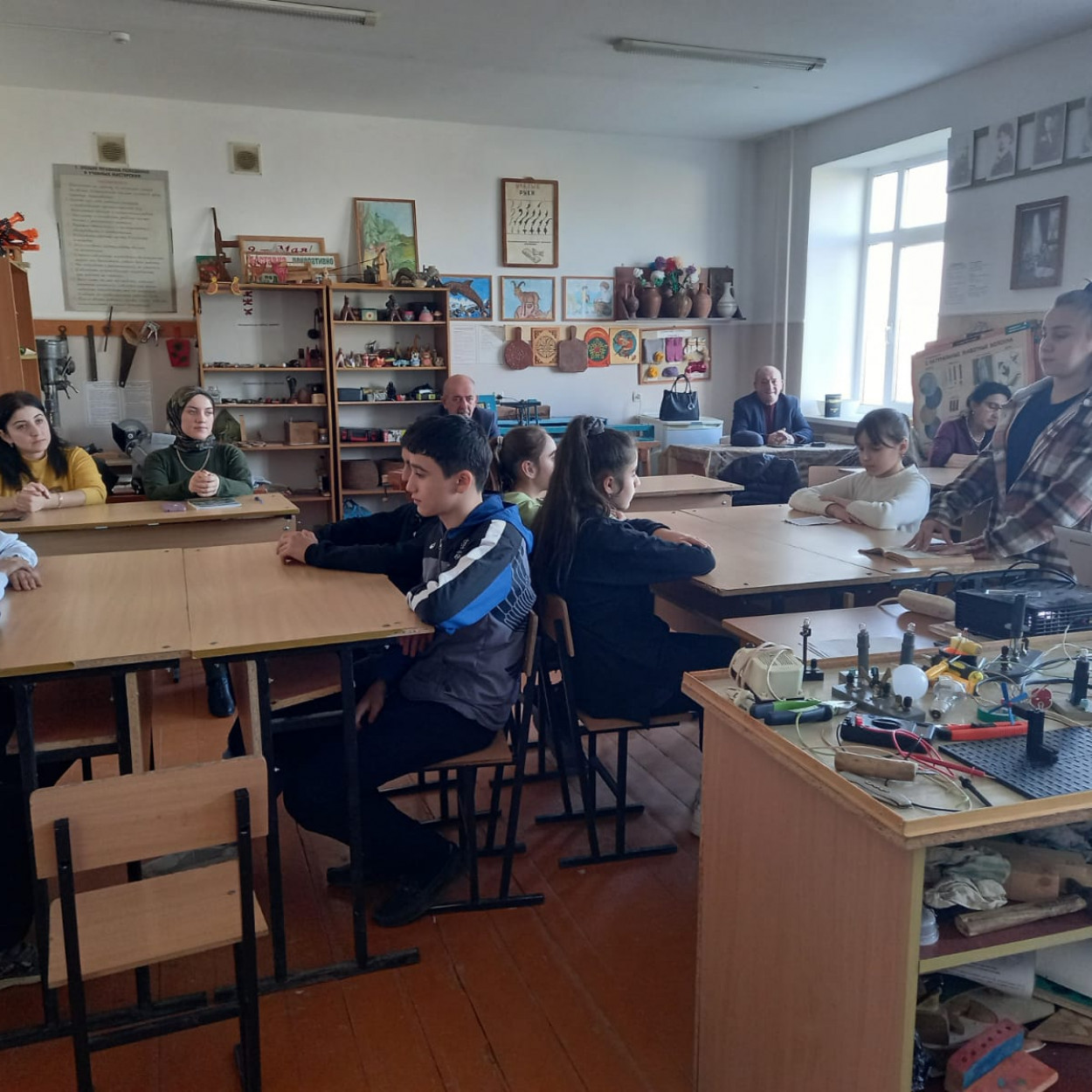 Открытое занятие педагога МБУДО"РЦДТ"  объединения "Юный техник" Эмирбекова Э.А. на тему "Электрические провода. Электромонтажные работы".