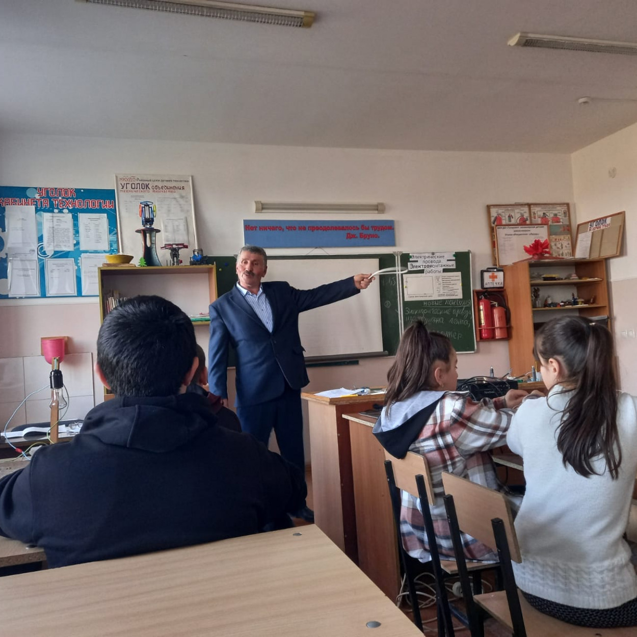 Открытое занятие педагога МБУДО"РЦДТ"  объединения "Юный техник" Эмирбекова Э.А. на тему "Электрические провода. Электромонтажные работы".