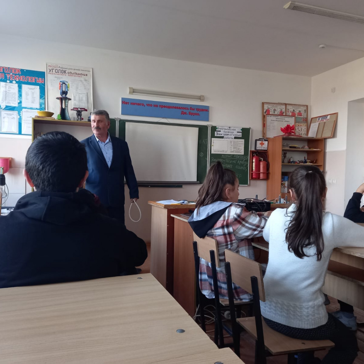 Открытое занятие педагога МБУДО"РЦДТ"  объединения "Юный техник" Эмирбекова Э.А. на тему "Электрические провода. Электромонтажные работы".