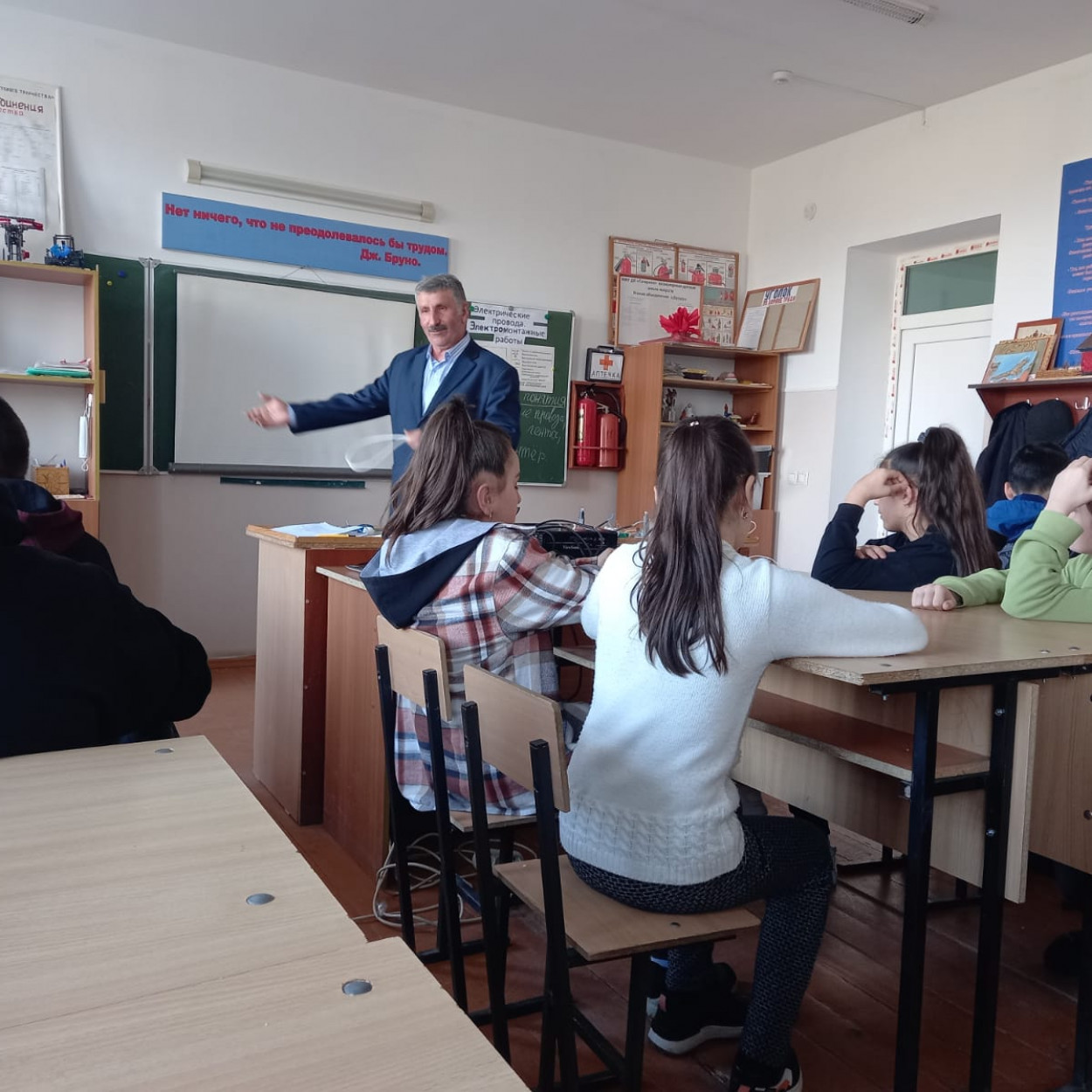 Открытое занятие педагога МБУДО"РЦДТ"  объединения "Юный техник" Эмирбекова Э.А. на тему "Электрические провода. Электромонтажные работы".