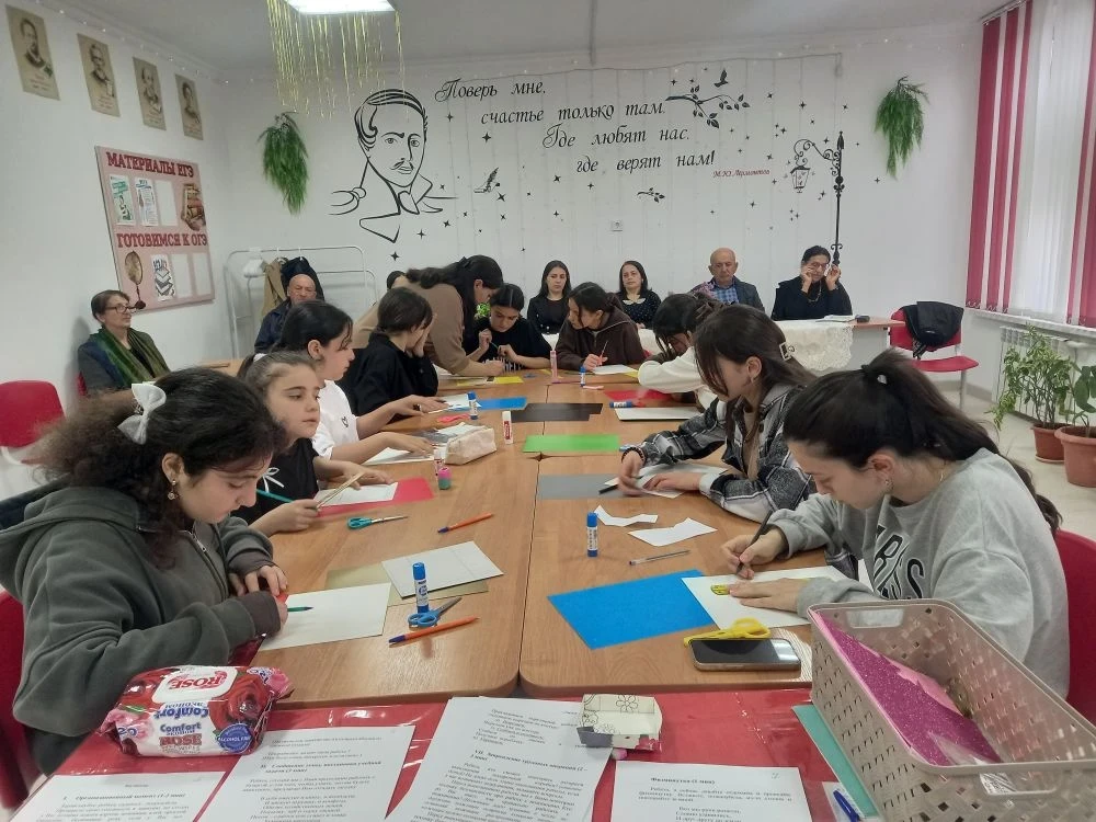 Открытое занятие педагога объединения "Техническое моделирование" МБУДО "РЦДТ" Султановой А.Н. на тему "Изготовление подарочной коробки".