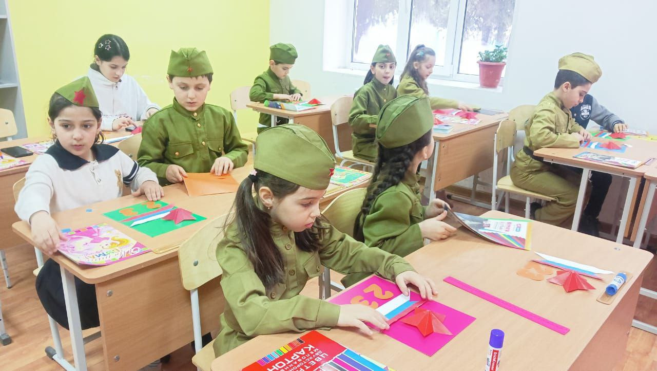 В преддверии Дня Защитника Отечества в творческом объединении "умелые руки" педагог Алимова Лейла провела открытое занятие на тему: "Изготовление поздравительной открытки"